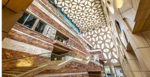 Vernieuwd Naturalis opent haar deuren Het 42 meter hoge atrium vormt de verbluffende entree van het vernieuwde Naturalis. Foto: Neutelings Riedijk Architects © scagliolabrakkee.