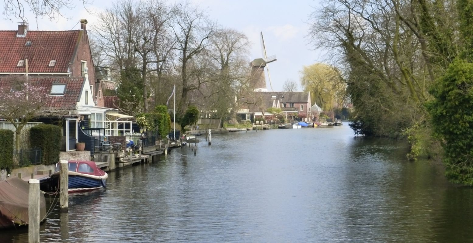 Rivier de Vecht in Utrecht slingert langs fraaie landerijen, kasteeltjes, theekoepeltjes en pittoreske dorpjes en stadjes. Foto: DagjeWeg.NL © Tonny van Oosten