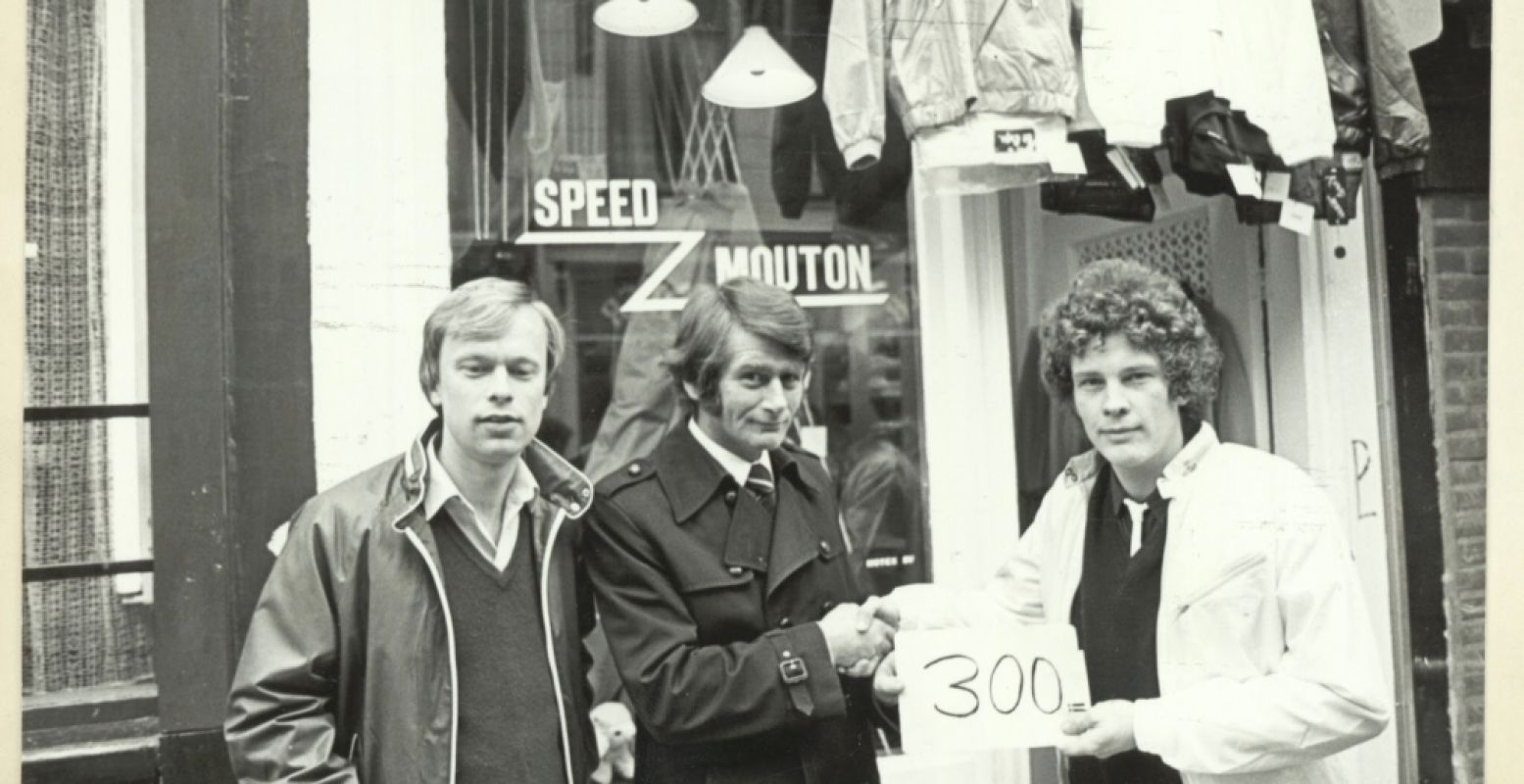 Paul van der Spek links, Jan Schrijver rechts met Cor van der Velden in het midden. Luister naar hun verhalen in de podcast In Schiedam. Foto: Stedelijk Museum Schiedam © Roel Dijkstra.