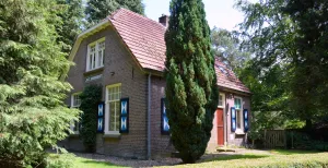 Deze luxe vakantiehuisjes liggen op de mooiste plekken in Nederland Een romantisch historisch huisje bij het bos, met van binnen alle moderne luxe. En een grote eigen tuin. Foto: Belvilla.nl