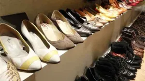Op vintage jacht in de Jordaan Je weet nooit wat voor pareltjes er tussen deze oude schoenen zitten. Foto: Tut & Hola.