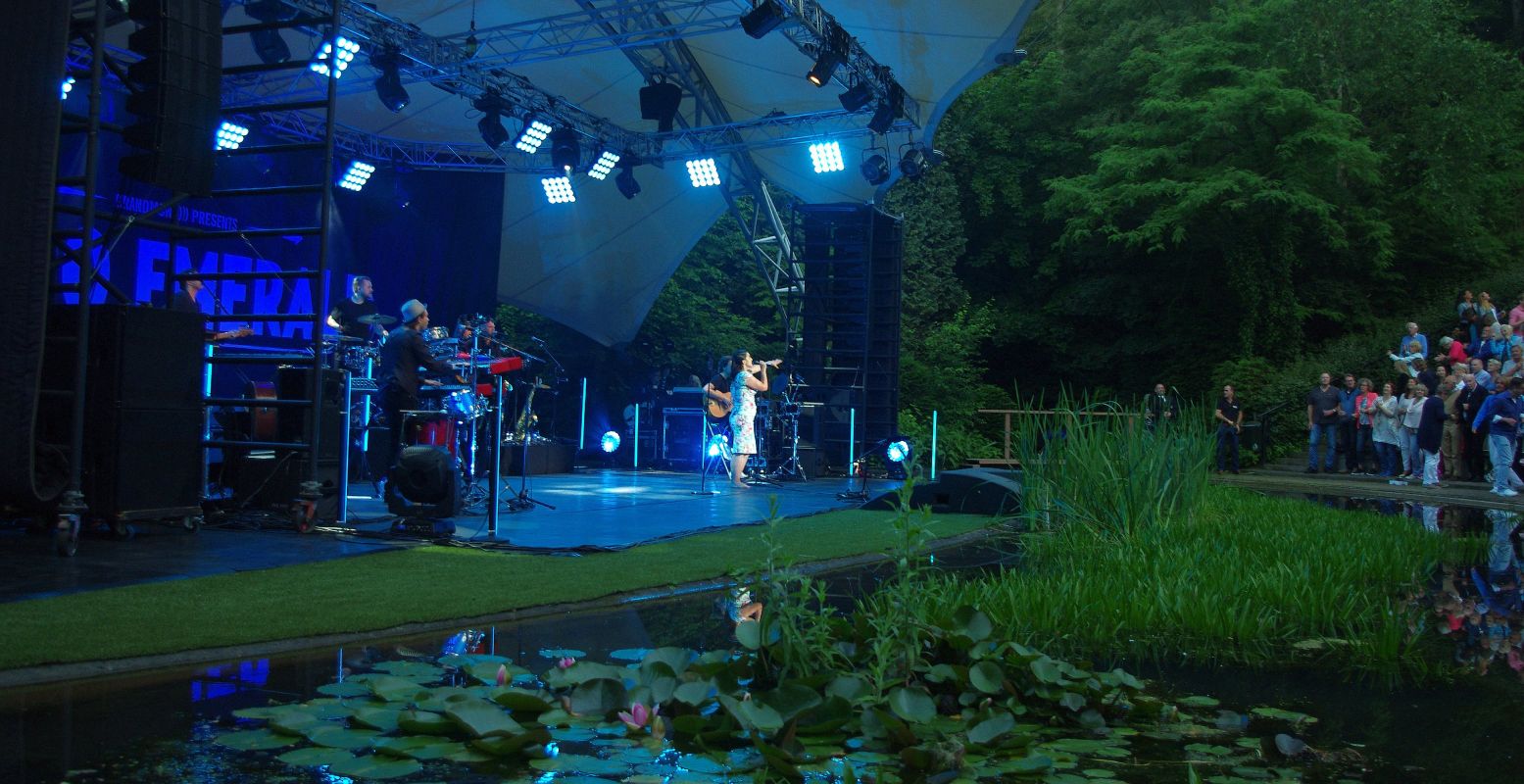 Geniet van muziek en theater, maar ook van de prachtige bosrijke omgeving. Foto: © Maeve Stam