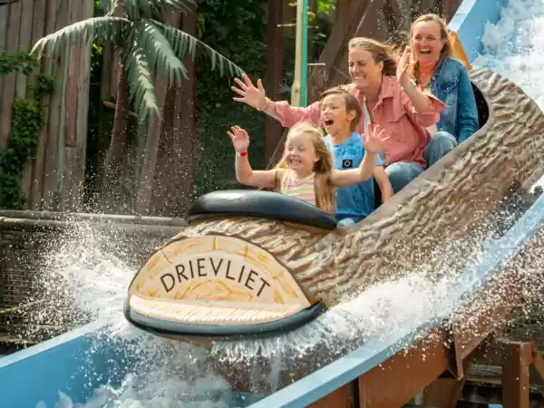 Splash! Razendsnel over de Jungle River. Foto: Familiepark Drievliet
