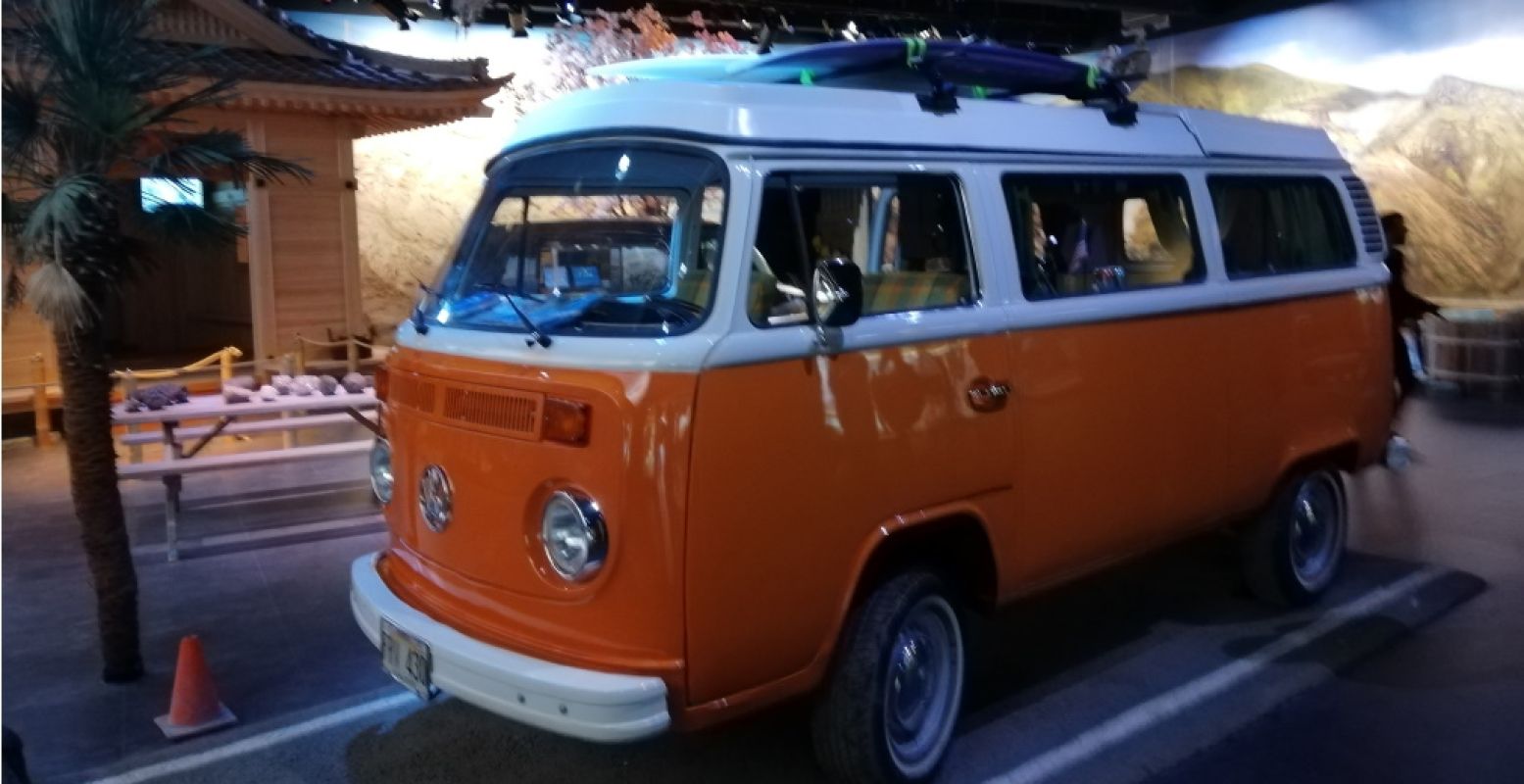 Leer in het oranje busje van twee surfers alles over de vulkanen van Hawaii. Foto: DagjeWeg.NL