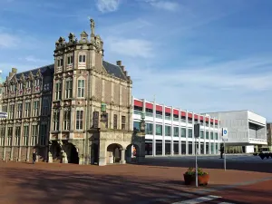 Het Duivelshuis en het 'nieuwe' gemeentehuis. Foto: Redactie DagjeWeg.NL