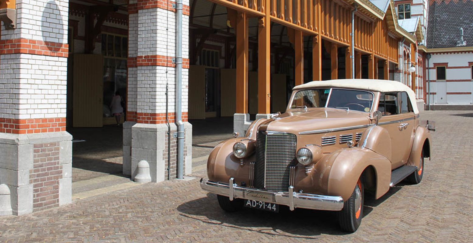De Cadillac uit 1938 van prinses Wilhelmina op het Stallenplein. Foto: Paleis Het Loo.