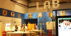 Wetenschappers in de dop: word nog slimmer in NEMO! In het lab worden iedere dag allerlei scheikundige proefjes georganiseerd. Foto: DagjeWeg.NL.