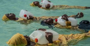 Over de foto: 'Finding Freedom in the Water', meisjes van de Kijini Primary School leren zwemmen en anderen uit het water redden in the Indische Oceaan bij Muyuni Beach, Zanzibar. Foto: © Anna Boyiazis 'Finding Freedom in the Water', meisjes van de Kijini Primary School leren zwemmen en anderen uit het water redden in the Indische Oceaan bij Muyuni Beach, Zanzibar. Foto: © Anna Boyiazis