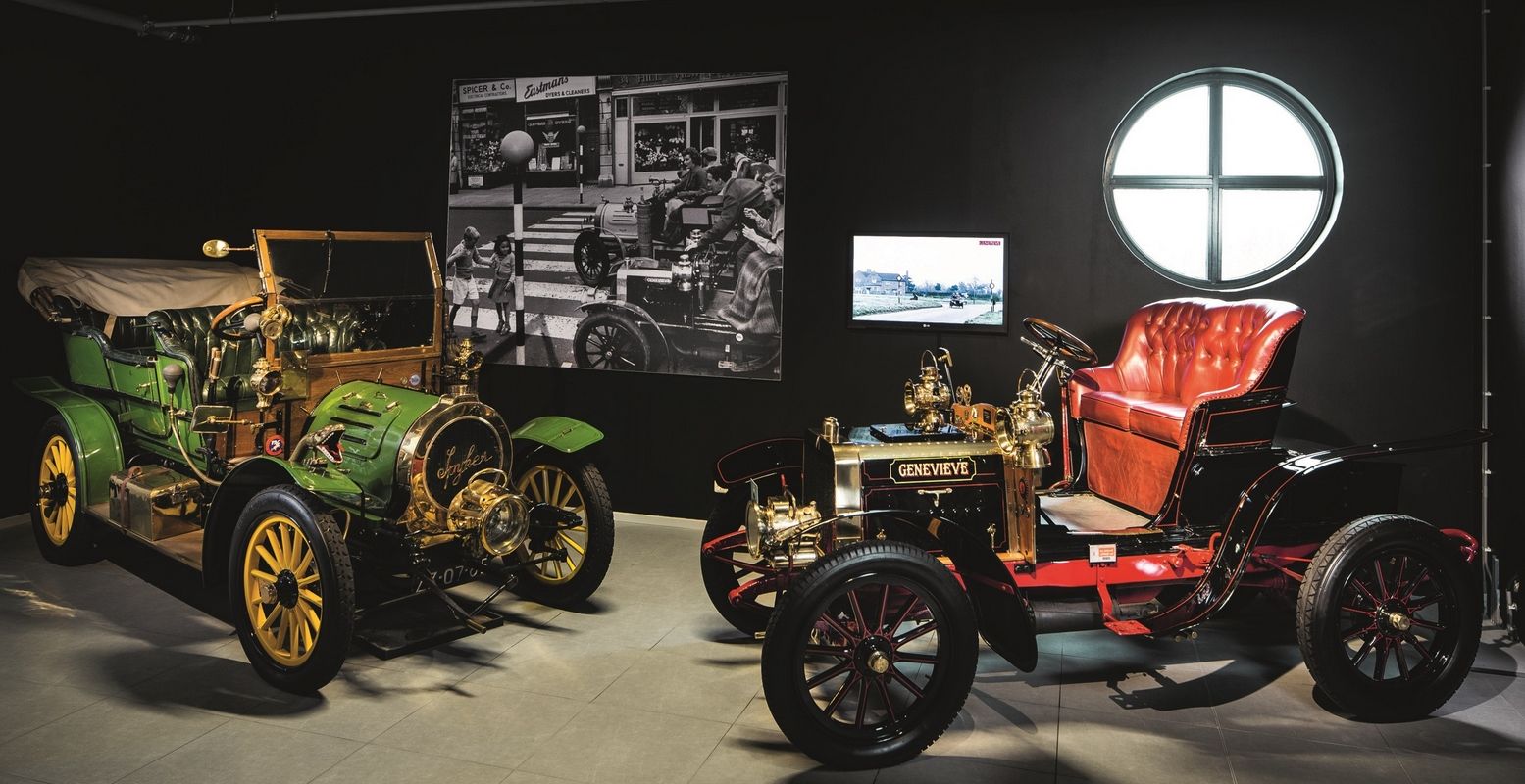 Rechts de auto Genevieve van de film 'Genevieve' uit 1953, links één van de fraaie Spykers in het museum. Foto: Louwman Museum