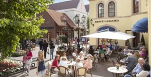 Geniet van stijlvol Roermond In het Designer Outlet Center kun je uitblazen op een van de vele terrassen. Foto: © Limburg Marketing.