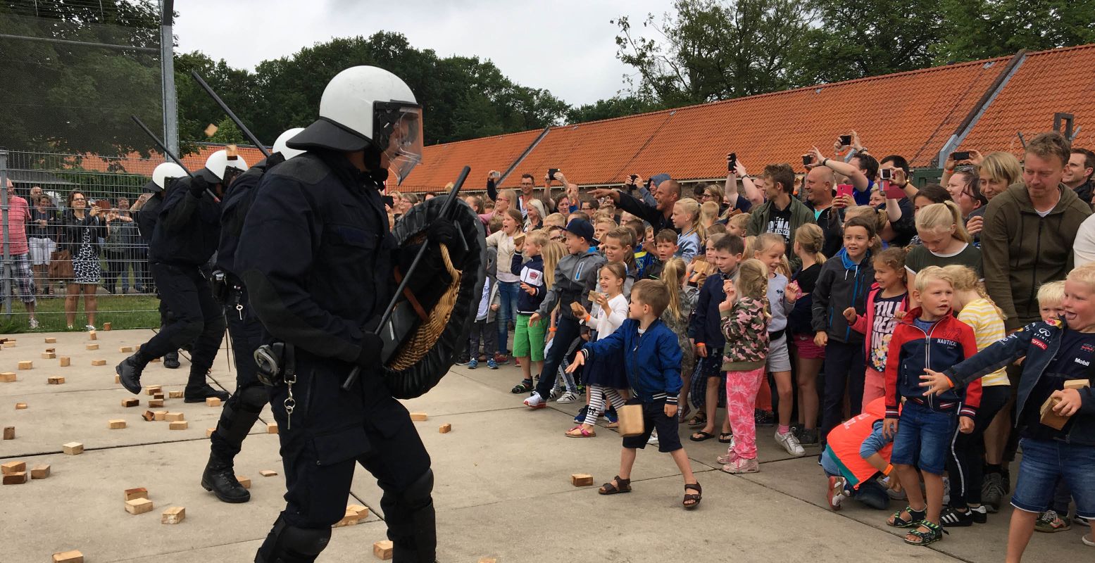 Voor één keer mag je de ME legaal bekogelen. Foto: Anneke Poelman