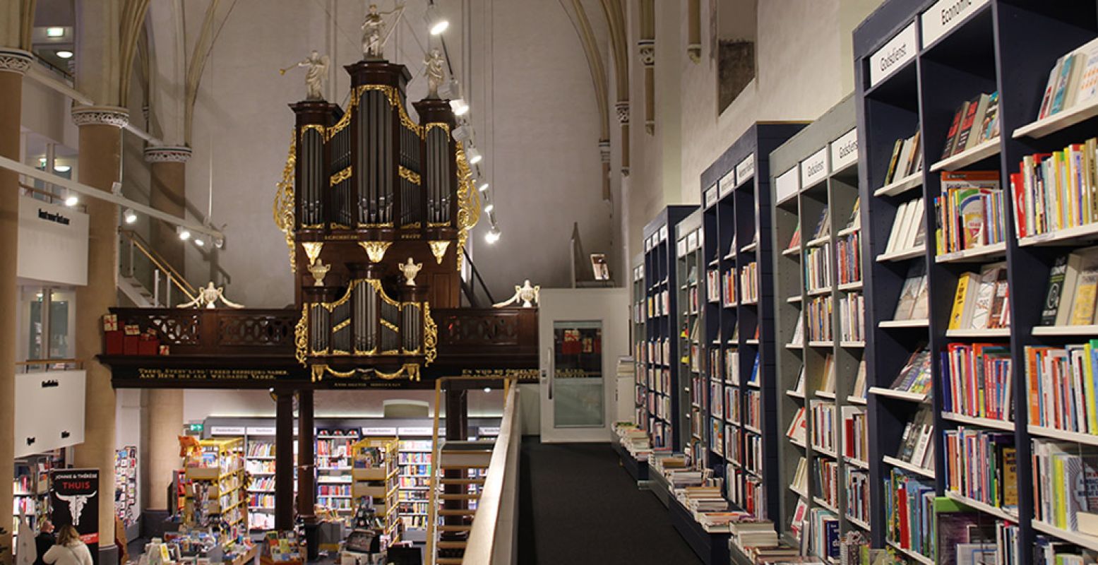 Rijksmonument, historische kerk, boekenwinkel, brasserie: Van der Velde In de Broeren is een veelzijdige hotspot in Zwolle. Foto: DagjeWeg.NL.