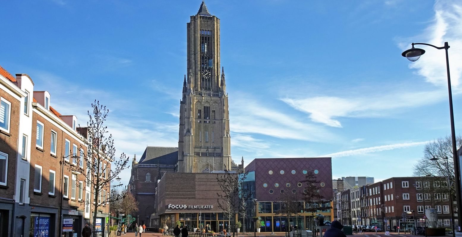De Eusebeus op het Kerkplein in Arnhem, achter Focus Filmtheater. Foto: DagjeWeg.NL