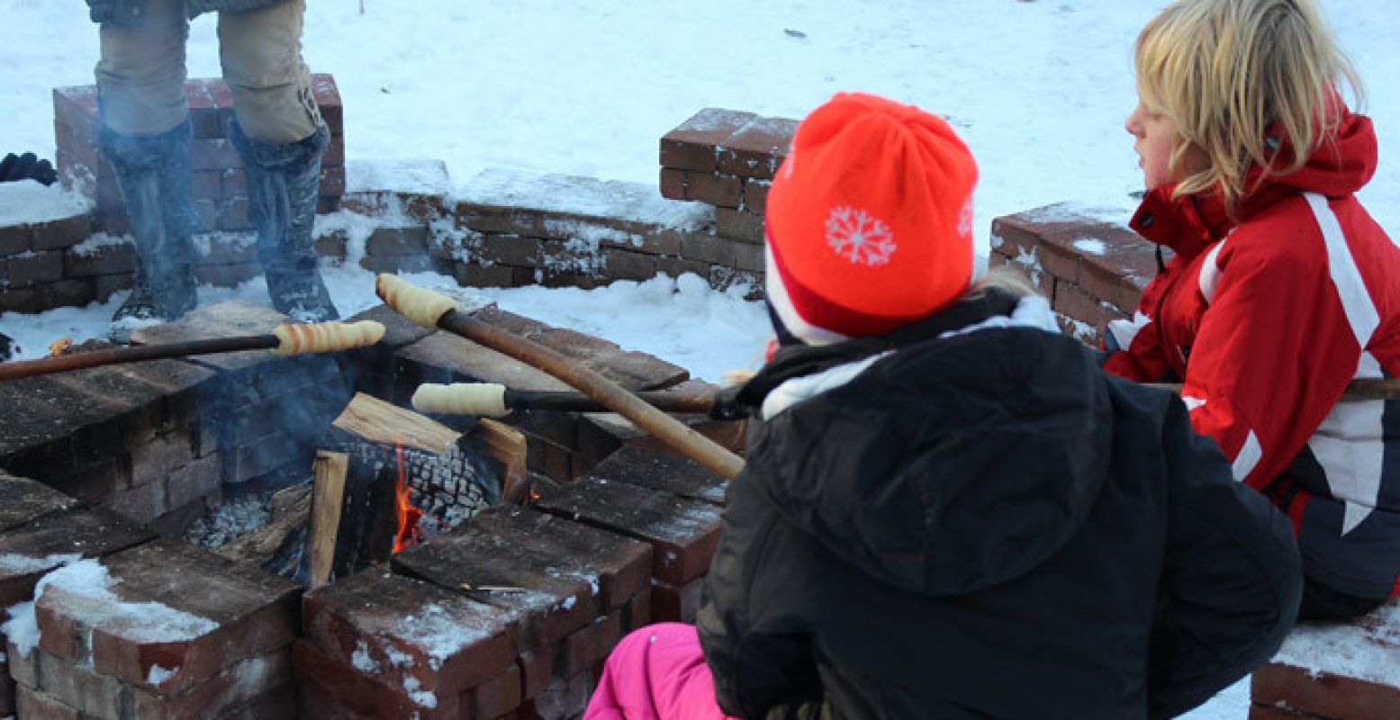 Zelf broodjes bakken op het Kindererf. Foto: Nederlands Openluchtmuseum