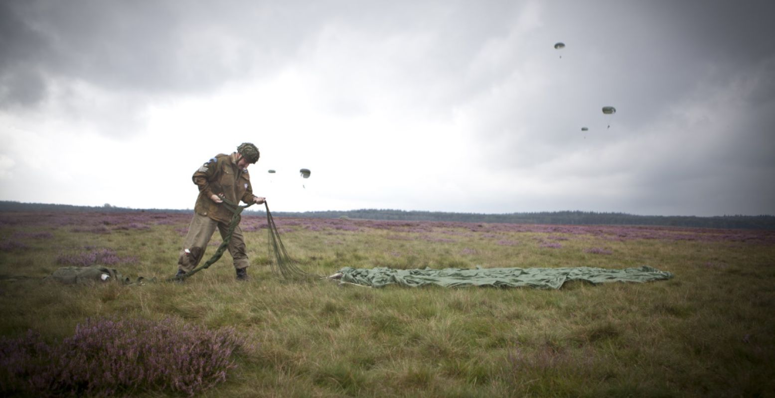 De spectaculaire dropping van 11 Luchtmobiele Brigade vormt een vast onderdeel van de Airborne-herdenking op de Ginkelse Heide. Foto: © 11 Luchtmobiele Brigade.