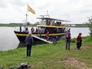 Varen Blauwe Bever Wageningen naar de Grebbeberg De passagiers verlaten het schip voor een wandelexcurise over de Grebbeberg,  fotograaf: Cees van Do