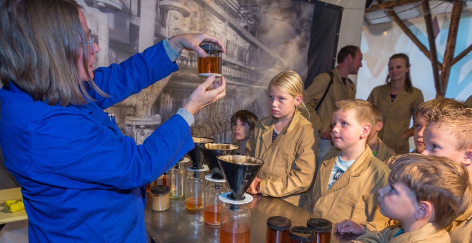 Ook in de herfst is er voor kinderen van alles te doen in de Suikerwerkplaats. Foto: Nederlands Openluchtmuseum