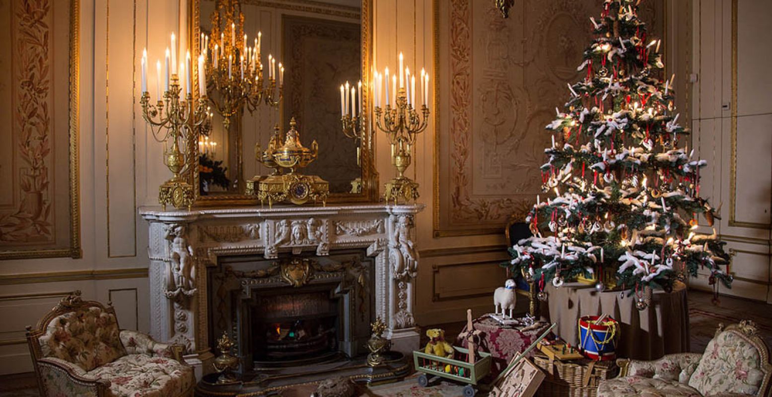 In de balzaal staan de kerstboom en de cadeautjes al klaar. Foto: Museum Willet-Holthuysen © Richard Lotte.