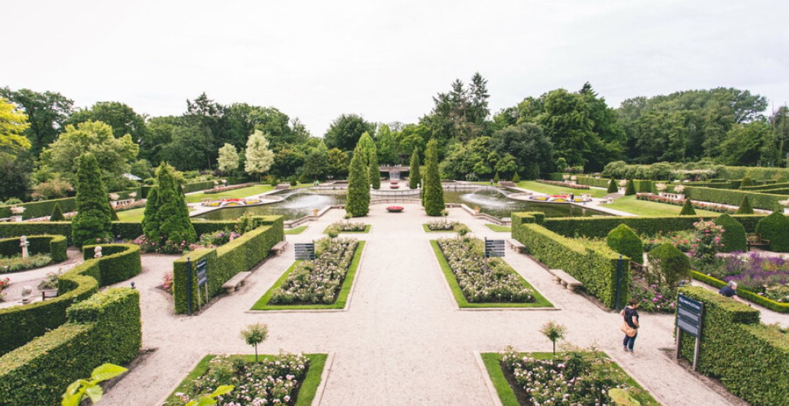 Het Rosarium, één van de vijftien tuinen in het bloemenpark. Foto: Kasteeltuinen Arcen.