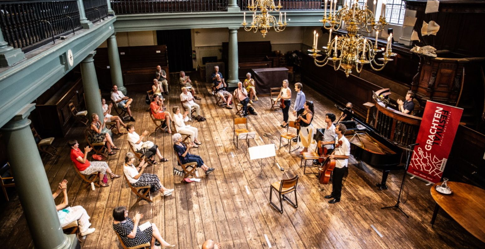 De meest in het oorspringende musicus wint de GrachtenfestivalPrijs. Dit jaar zijn Pianiste Yang Yang Cai, cellist Alexander Warenberg en klarinettist Jelmer de Moed genomineerd voor de onderscheiding. Foto: Melle Meivogel