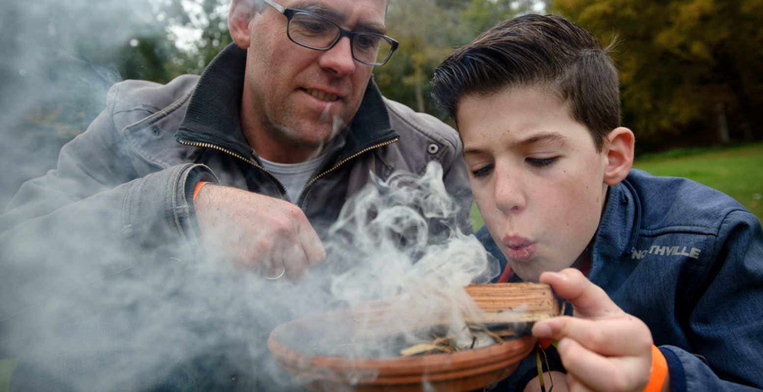 Vuur maken zonder lucifers is nog een hele klus. Foto: Natuurmonumenten