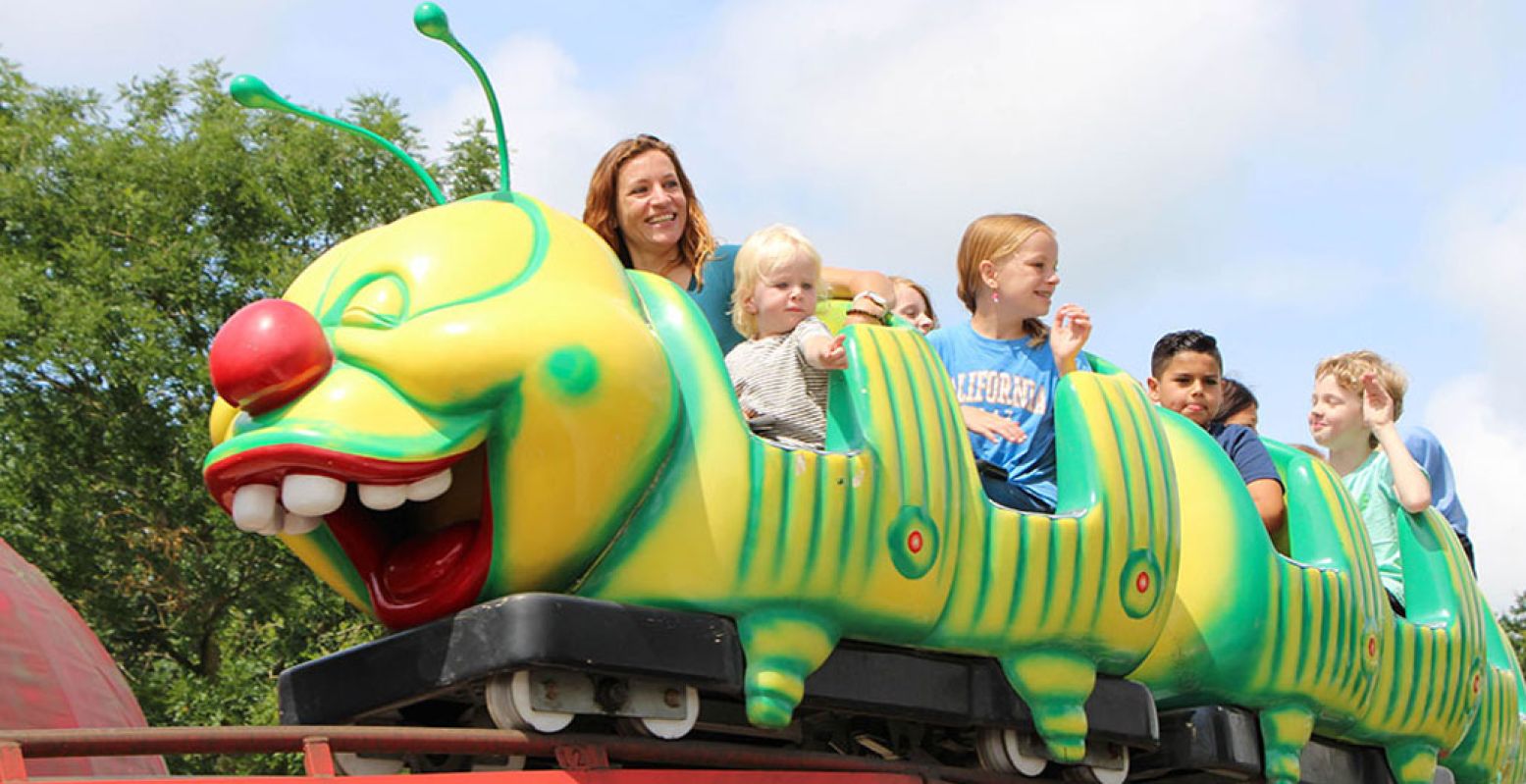 Deze vrolijke achtbaan is geschikt voor iedereen. Foto: Verkeers- & Attractiepark Duinen Zathe