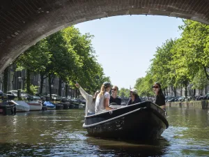 Over de Amsterdamse grachten. Foto: Canal Motorboats