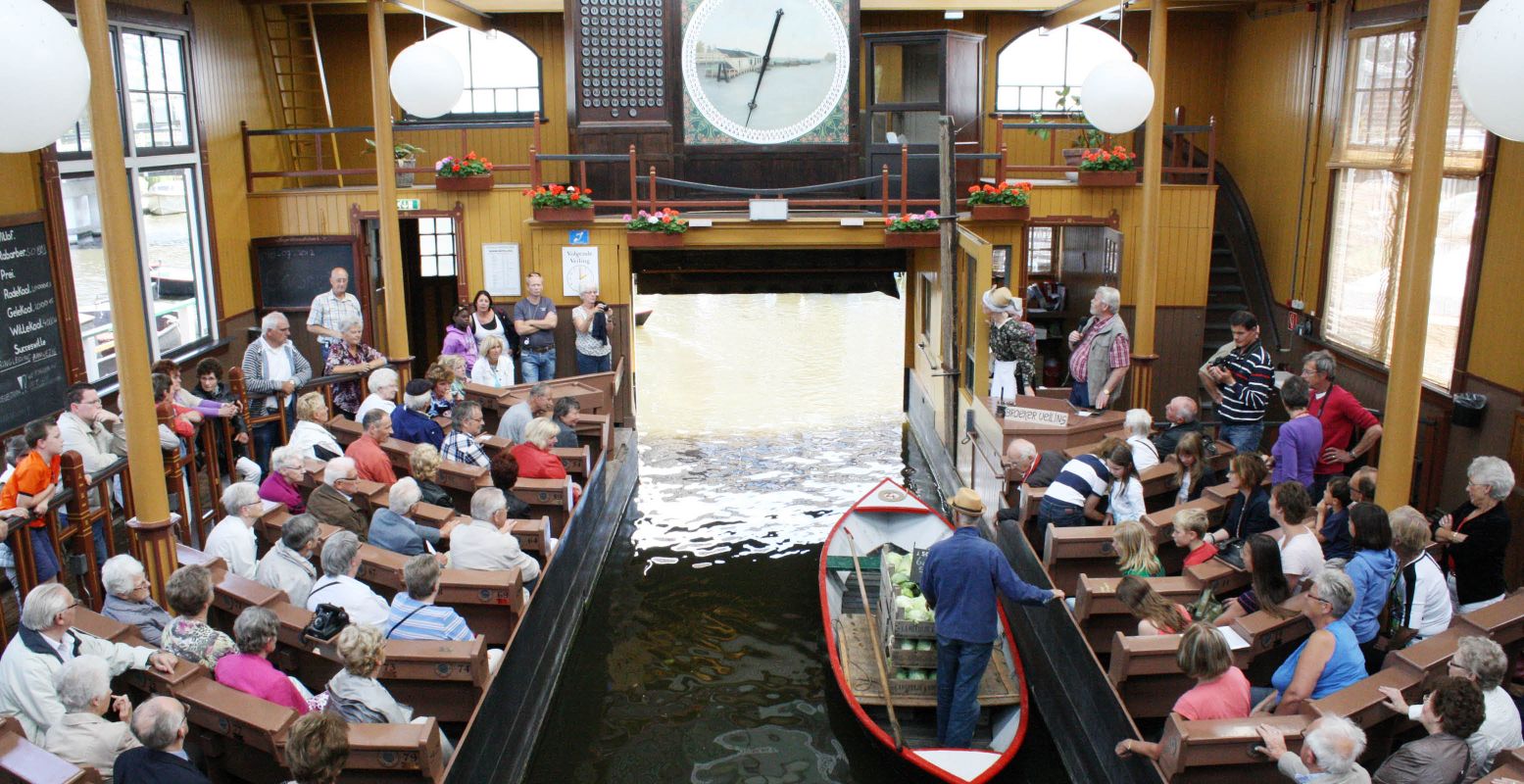 Bied op groentes tijdens de doorvaarveiling. Foto: Museum BroekerVeiling