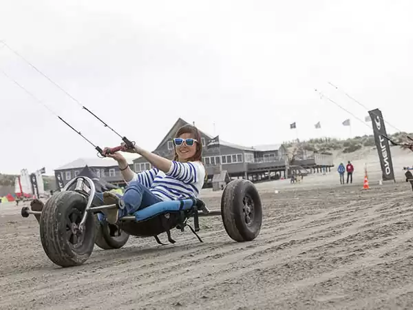 Sjees met een kitebuggy over het strand. Foto: Beware Beach Sjees met een kitebuggy over het strand. Foto: Beware Beach