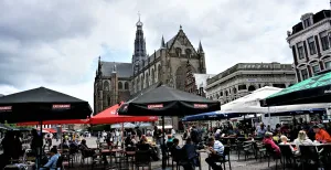 Dagje uit in Haarlem: dit is er te doen Hart van Haarlems centrum: de Grote Markt met de Sint Bavokerk en zijn vele terrasjes. Foto: DagjeWeg.NL © Tonny van Oosten
