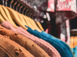 Zomer kledingruil Ruil naar hartenlust je zomerse kleding. Foto: Hydra 4x via Unsplash
