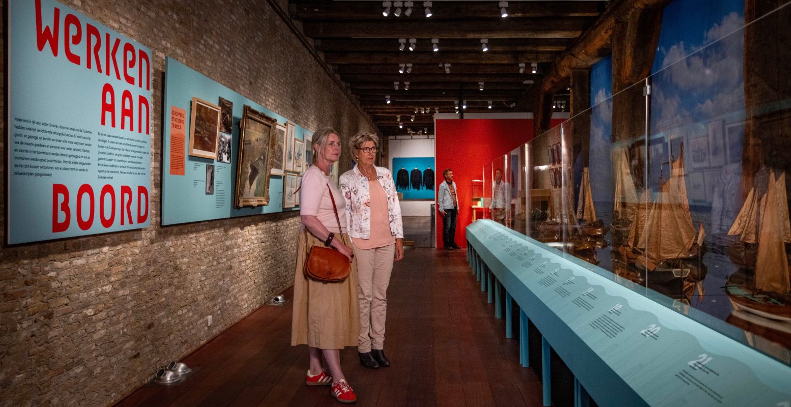 Bewonder in het Schathuys de indrukwekkende vlootschouw in de tentoonstelling 'Tussen werf en schip'. Foto: Zuiderzeemuseum © Guillaume Groen Bewonder in het Schathuys de indrukwekkende vlootschouw in de tentoonstelling 'Tussen werf en schip'. Foto: Zuiderzeemuseum © Guillaume Groen