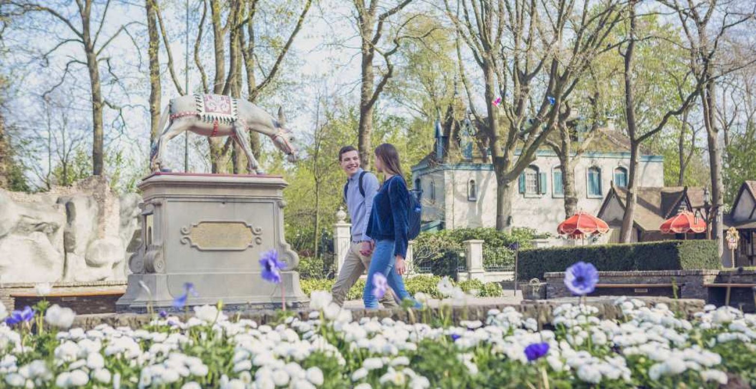 Romantisch samen verdwalen in het Sprookjesbos. Foto: Efteling