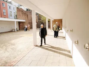 Hollandsche Schouwburg Overlevenden bezoeken de herdenkingsdruppels op de binnenplaats. Foto: Raymond van Mil