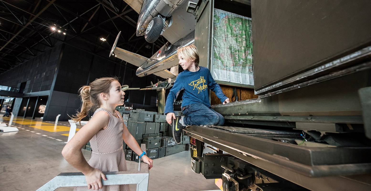 Het Nationaal Militair Museum is een indrukwekkend uitje voor jong én oud! Foto: Stichting RBT-HV © Anne Hamers Het Nationaal Militair Museum is een indrukwekkend uitje voor jong én oud! Foto: Stichting RBT-HV © Anne Hamers