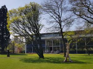 Het Depot beeldengalerij gezien vanuit het arboretum. Foto: DagjeWeg.NL