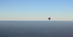 Zweef boven de wolken in een heteluchtballon