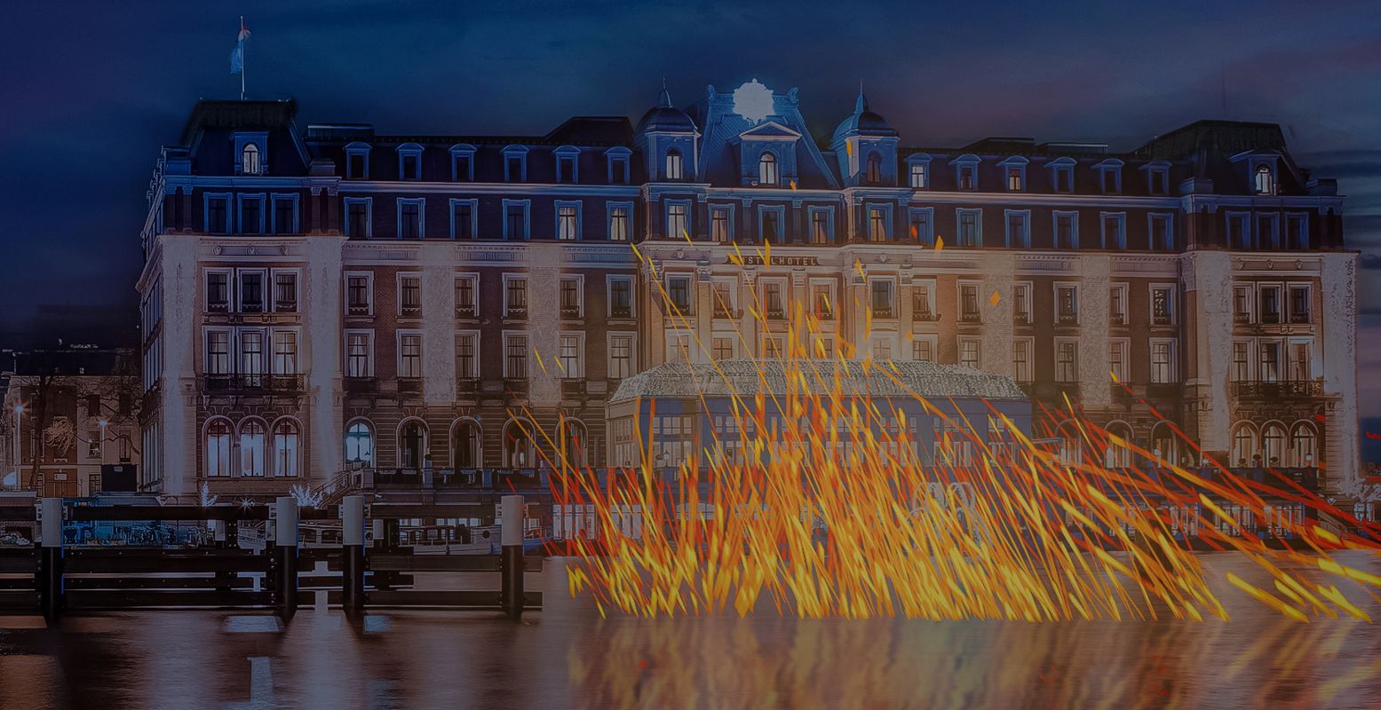 Vuur uit het water voor het Amstelhotel. Foto: Amsterdam Light Festival