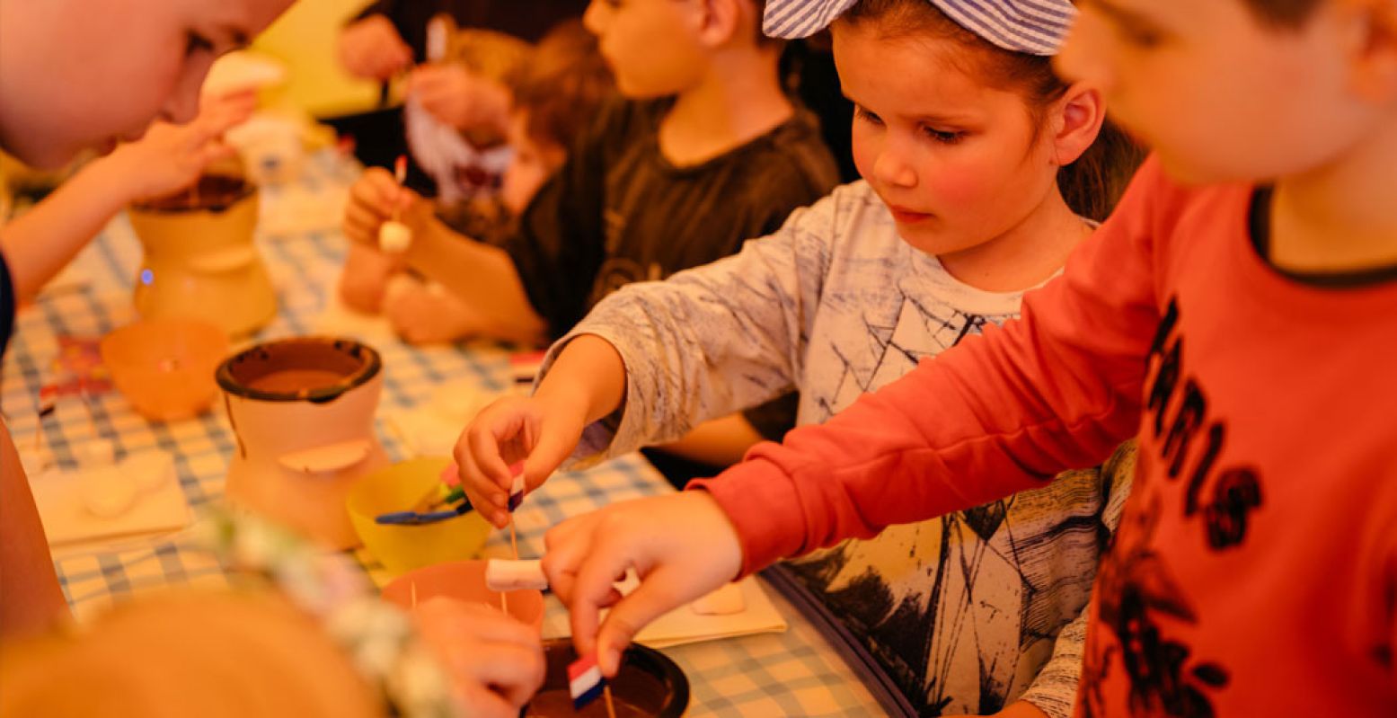 Ga zelf aan de slag met chocolade. Foto: Nederlands Openluchtmuseum © Mike Bink