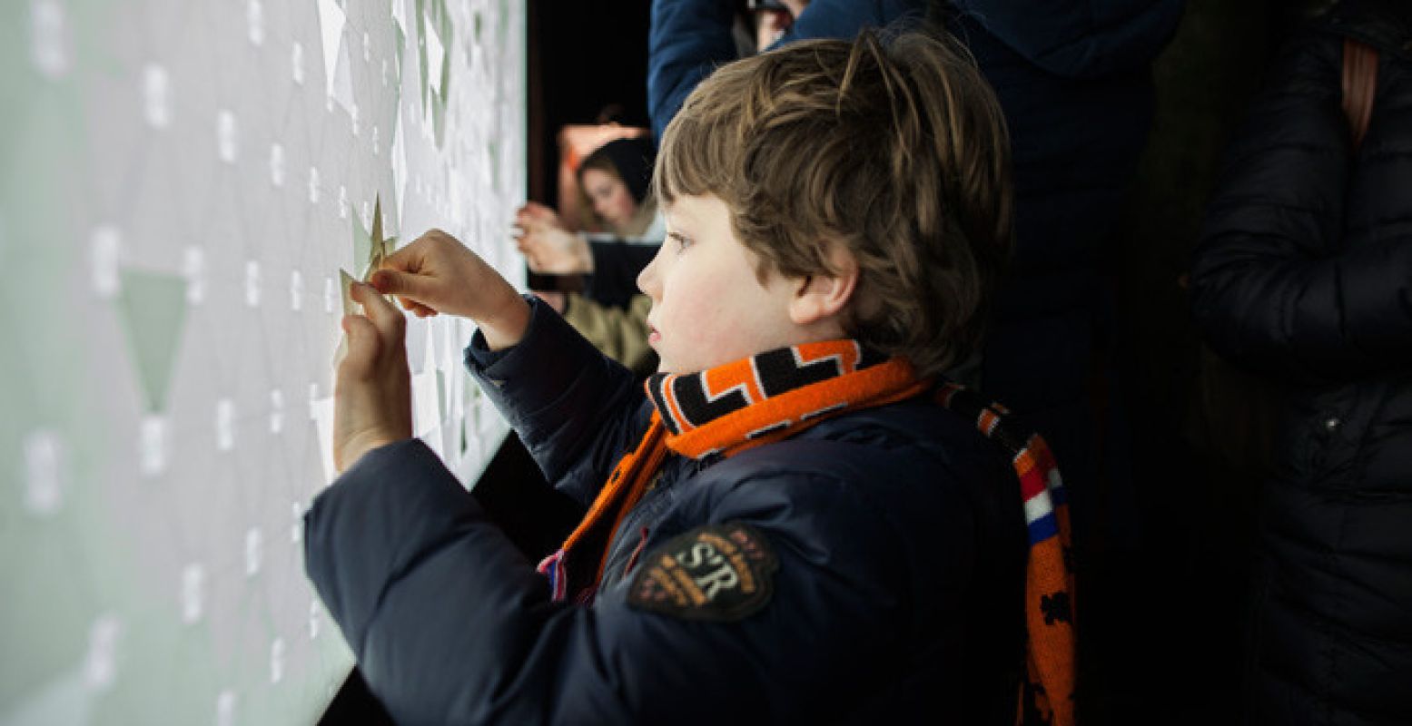 Kinderen vermaken zich wel met al die lichtjes! Foto: Janus van den Eijnden.