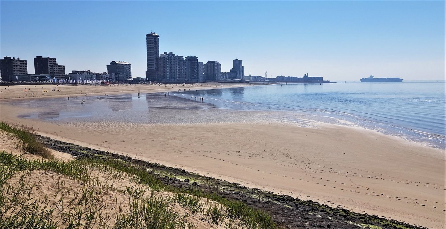 Kustplaats Vlissingen ligt direct aan de zee, van de boulevard loop je zo de oneindige stranden op. Foto: Henk Arendse