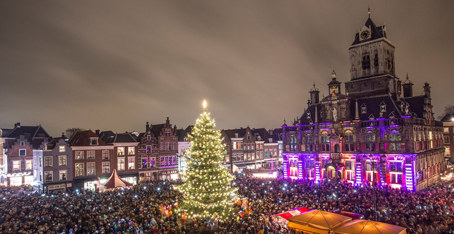 Tijdens Lichtjesavond wordt de historische binnenstad van Delft prachtig verlicht, met de Markt als stralend middelpunt. Foto: De Donkere Dagen van Delft © De Burgemeesters.