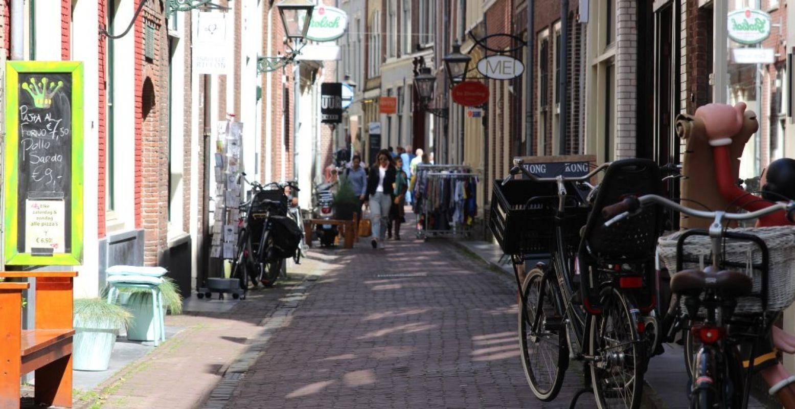 In Leiden vind je ontelbare pittoreske straatjes met schattige boetiekjes waar je hippe vintage spulletjes kunt scoren. Foto: DagjeWeg.NL.
