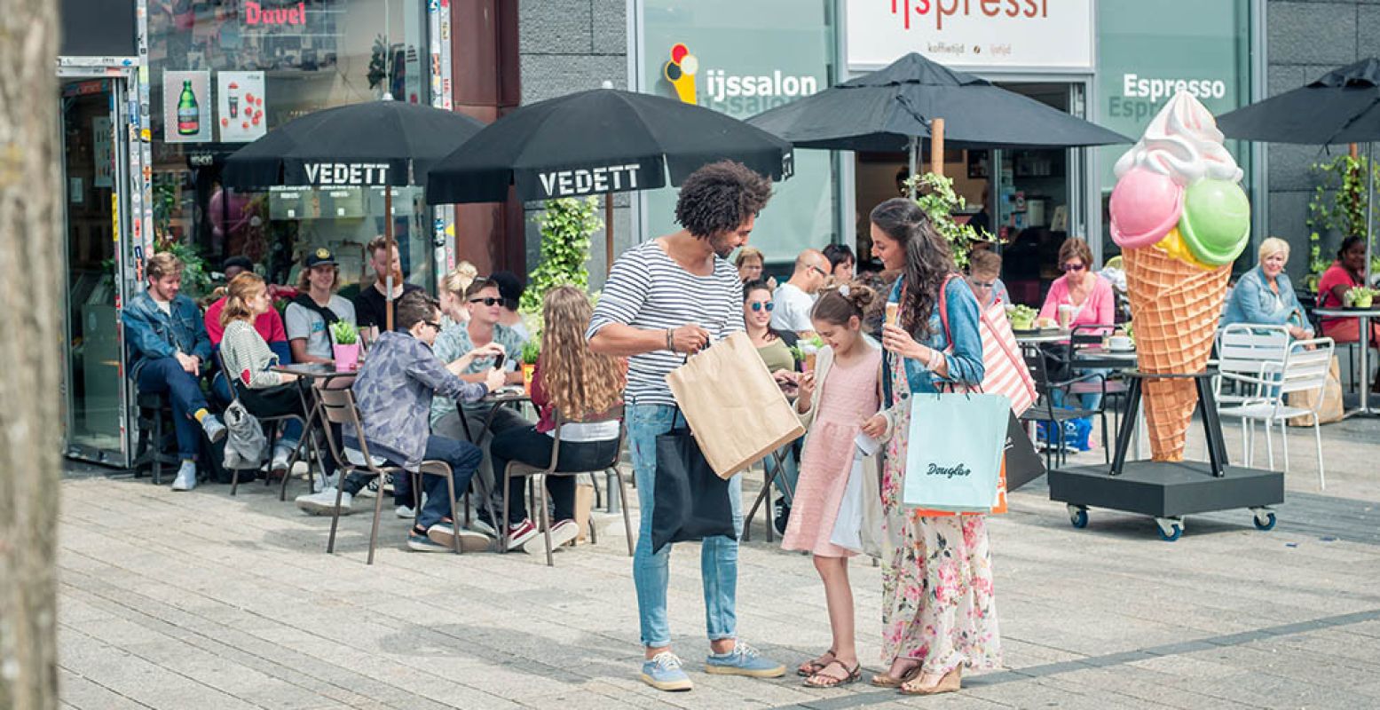 Met het hele gezin shoppen in Almere en genieten van een zomerse dag in de stad. Foto: Almere City Marketing.