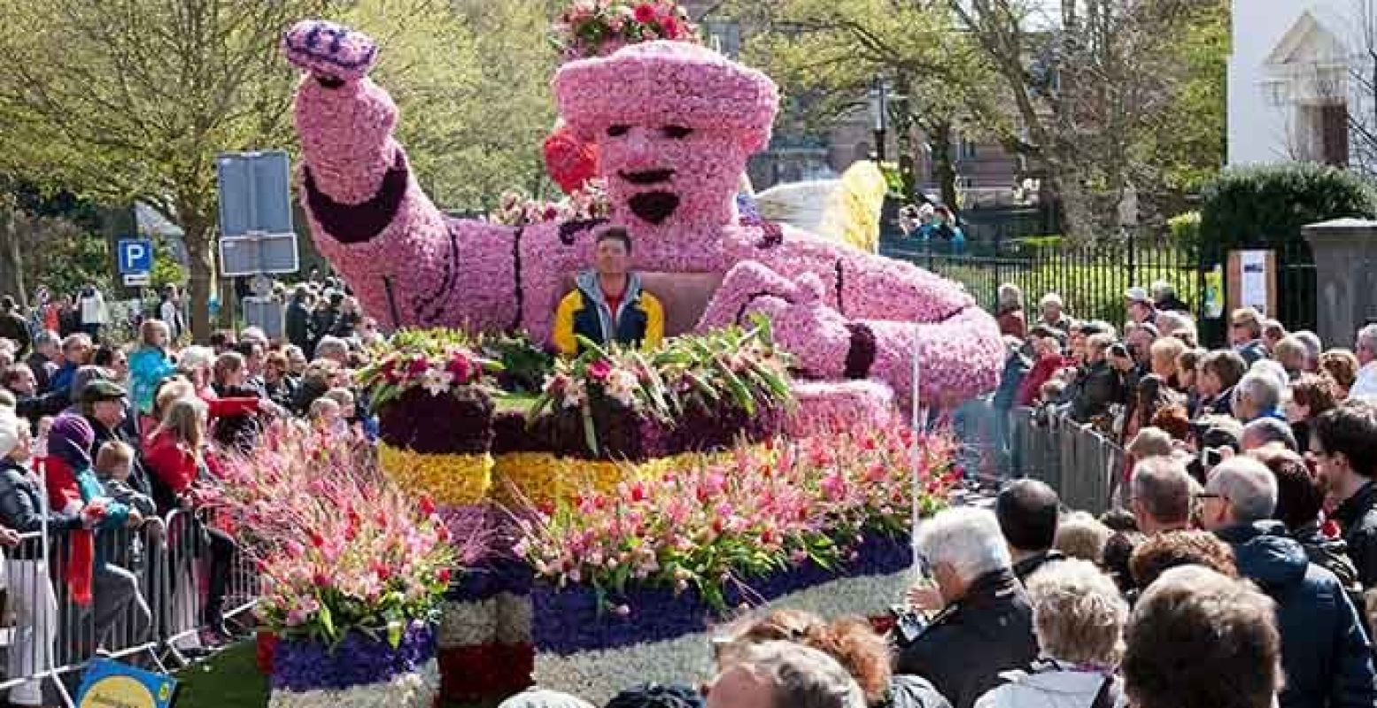 Laat de mooiste creaties aan je voorbijtrekken tijdens dit fleurige corso. Foto: Sven van der Lugt, Bloemencorso Bollenstreek