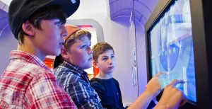 Geen zin in school? Na deze leerzame uitstapjes wel! Speel interactieve spellen en doe proefjes in Oyfo. Foto: Oyfo Techniekmuseum
