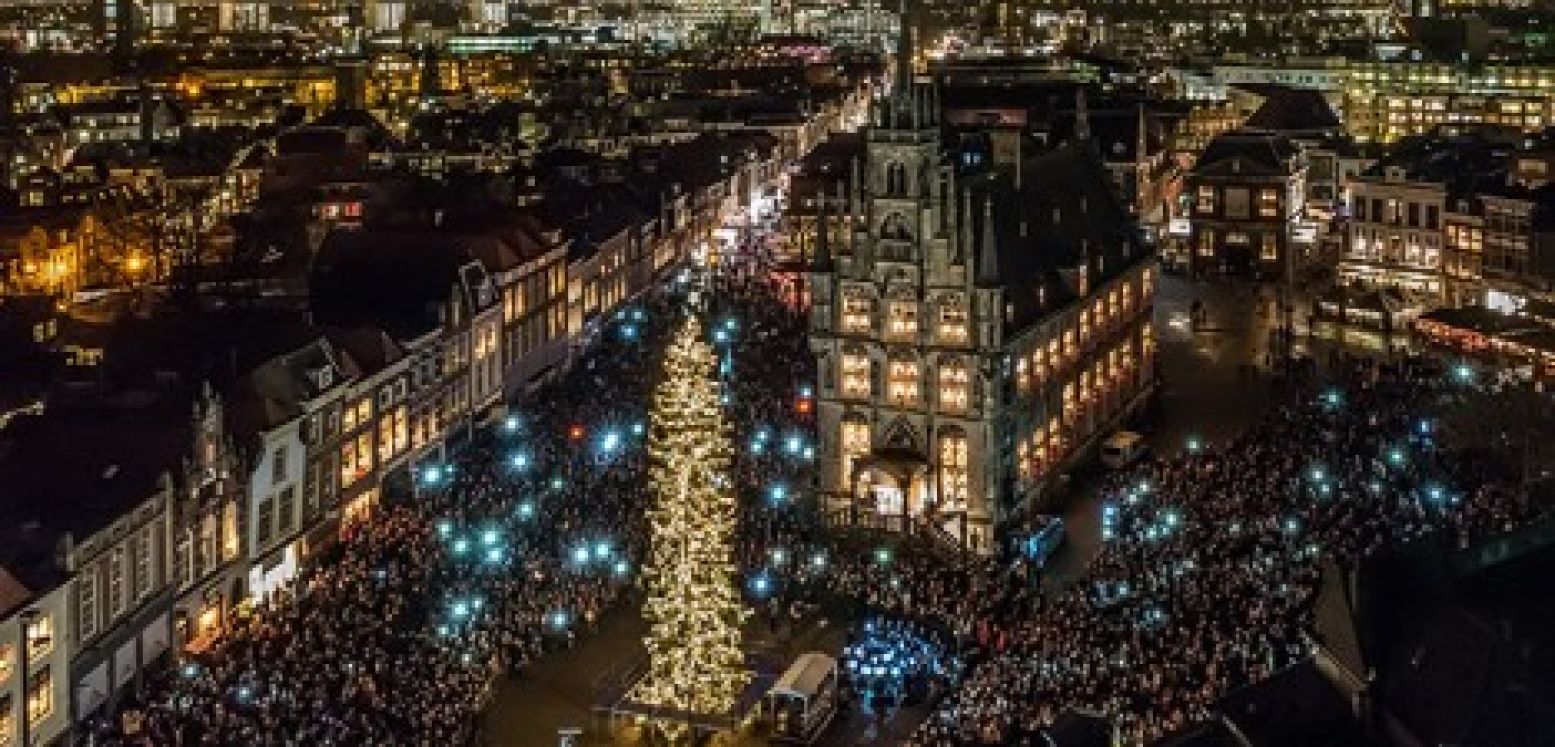 Samen in Gouda kerstliedjes zingen, met honderden mensen tegelijk. Foto: Remco Gielen.