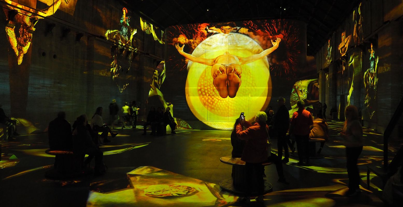 De kunstwerken van Dalí­ dansen op de muren van Fabrique des Lumières. Foto: Redactie DagjeWeg.NL