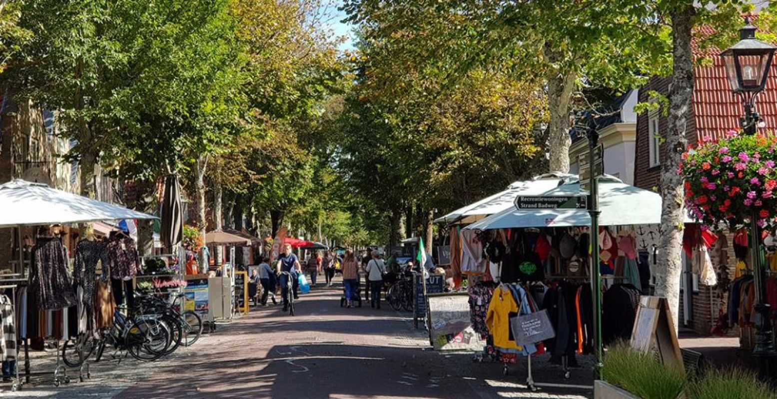 Shoppen en terrasjes bezoeken in de Dorpsstraat van Oost-Vlieland, het enige dorp op Vlieland. Foto: DagjeWeg.NL © Tonny van Oosten