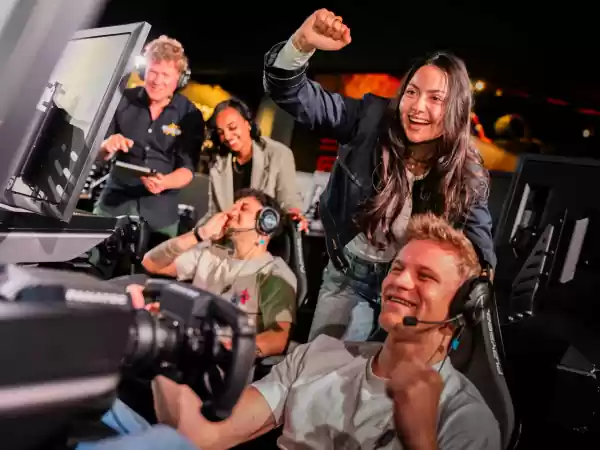 Wie wint er tijdens het simracen? Foto: Hollywood Entertainment Center Wie wint er tijdens het simracen? Foto: Hollywood Entertainment Center